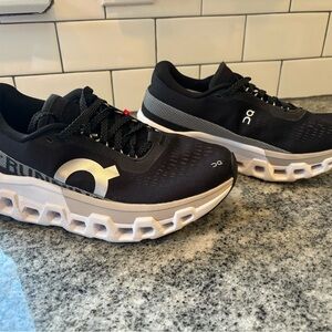 ONcloud women’s size 8 Running Black and White Sneakers.